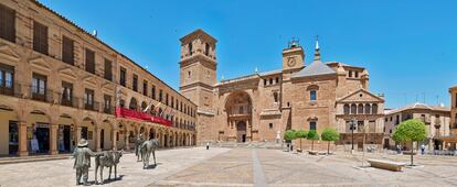 Estatuas de Don Quijote y Sancho e iglesia de San Andrés en la plaza Mayor de Villanueva de los Infantes, donde murió Francisco de Quevedo.