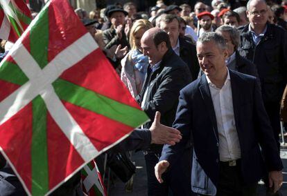 El lehendakari, Iñigo Urkullu, rep la salutació de militants del PNB durant la celebració de l'Aberri Eguna a Bilbao.