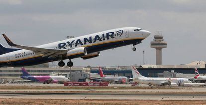 Un avi&oacute;n de Ryanair sale del aeropuerto de Palma de Mallorca (Espa&ntilde;a).