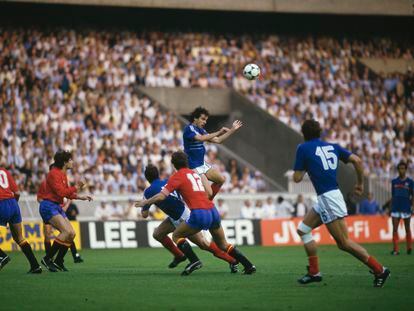 Platini se eleva para cabecear durante la final de 1984 contra España en París.