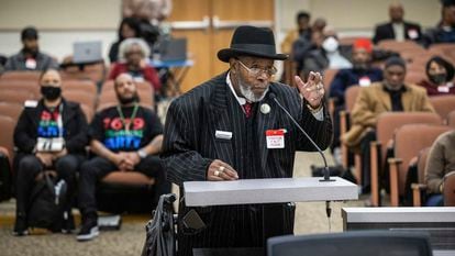 El pastor Henry C. Williams, de Oakland, da su testimonio frente a la comisión de reparaciones de California, en marzo de 2023.