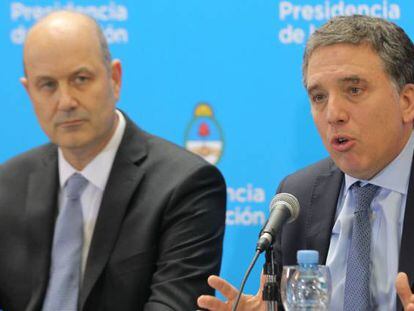 El presidente del Banco Central de la Rep&uacute;blica Argentina (BCRA), Federico Sturzenegger (i) y el ministro de Hacienda argentino, Nicol&aacute;s Dujovne (d), ofrecen una rueda de prensa tras la firma de un acuerdo con el FMI. 