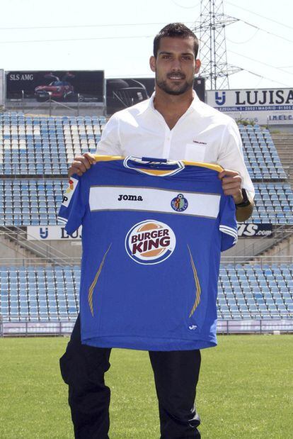 El guardameta Miguel Ángel Moyà posa con la camiseta del Getafe.