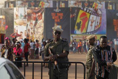 Un soldado hace guardia frente al festival de cine de Burkina Faso el pasado 3 de marzo. 