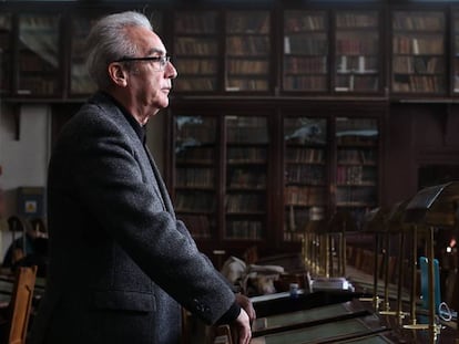 El escritor Juan José Millás en la biblioteca del Ateneo de Madrid.