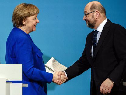 Angela Merkel, canciller alemana y líder de la CDU, y Martin Schylz, líder socialista (SPD), sellan un acuerdo para negociar una gran coalición. EFE/ Clemens Bilan