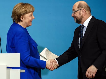 Angela Merkel, canciller alemana y l&iacute;der de la CDU, y Martin Schylz, l&iacute;der socialista (SPD), sellan un acuerdo para negociar una gran coalici&oacute;n. EFE/ Clemens Bilan