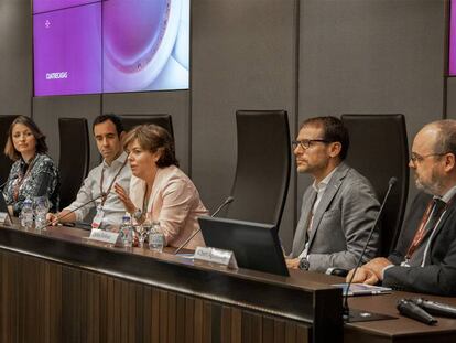 Jorge Monclús, asociado sénior de Cuatrecasas; Laura Gonzalvo, dircom de Securitas Direct; Jaime Valverde, head of social media de Mapfre; Soraya Sáenz de Santamaría, socia de Cuatrecasas; Carlos Relloso, head of digital comms & social media manager de Banco Santander, y Albert Agustinoy, socio de Cuatrecasas.