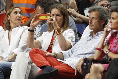 Elena de Borbón con su funda de móvil y pulseras con los colores de la bandera.