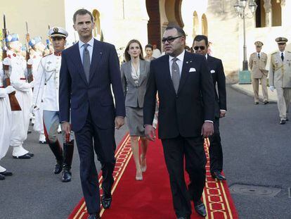 El rey de Marruecos, Mohamed VI, junto a los reyes de España, Felipe VI y Letizia, durnate su visita a Marruecos en 2014.