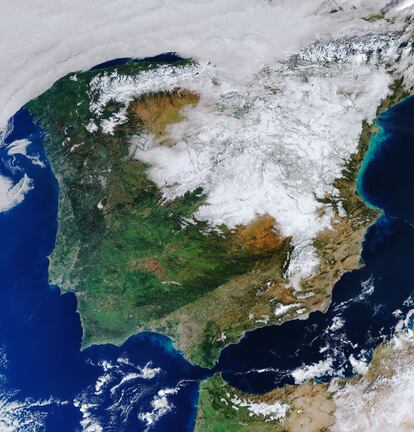Esta imagen satélite tomada la mañana del 12 de enero ilustra a la perfección las consecuencias de las copiosas precipitaciones de nieve causadas por el temporal que azotó la Península Ibérica durante el pasado fin de semana. Como resultado, varias provincias del centro, norte, este y noreste, han quedado cubiertas por nieve bloqueando las redes de transporte.