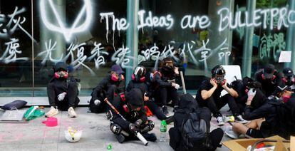 Algunos manifestantes descansan en el campus de la Universidad Politécnica de Hong Kong después de enfrentamientos con la policía, el 18 de noviembre de 2019. 