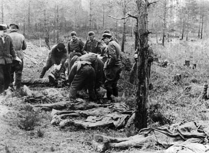 En el bosque de Katyn, próximo a Smolensk, se han descubierto numerosas fosas comunes con miles de cadáveres de polacos hechos prisioneros de guerra por los soviéticos. En su mayoria son oficiales del ejército polaco deportados a campos de concentración en la primavera de 1940, que fueron asesinados con un tiro en la nuca y enterrados unos sobre otros.