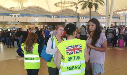 Una turista parla amb personal de l'ambaixada britànica, aquest divendres a Xarm al-Xeikh.