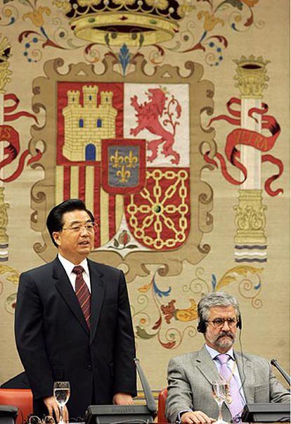 Hu Jintao, durante su intervención en el Congreso de los Diputados, y a la derecha, el Presidente de la cámara baja, Manuel Marín.