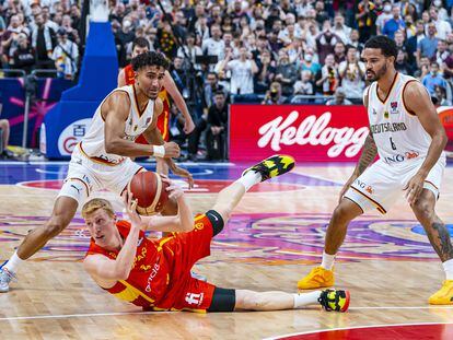 Alberto Díaz trata de jugar el balón desde el suelo durante el partido entre España y Alemania en las semifinales del Eurobasket.