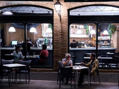 Varias personas en una cafetería de Madrid, el pasado mayo.