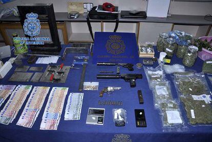 La policía interviene varias armas de fuego, dinero y drogas.