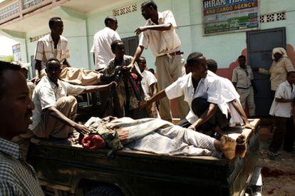 El cuerpo sin vida de uno de los miembros del parlamento es retirado del hotel Mona, en Mogadiscio.