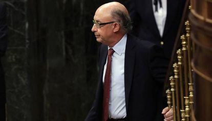 El ministro de Hacienda, Cristóbal Montoro, tras una intervención en el pleno del Congreso de los Diputados.