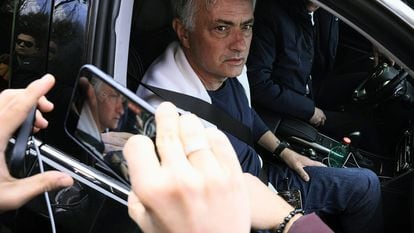 Mourinho, en el interior de un vehículo abandona el club Trigoria este lunes.