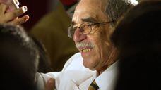 El escritor colombiano Gabriel García Márquez, rodeado de periodistas en Monterrey (México), en 2002