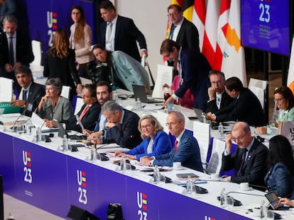 La vicepresidenta primera y ministra de Asuntos Económicos, Nadia Calviño (4d), junto a ministros y representantes durante la jornada final de la reunión del Eurogrupo ECOFIN, que tiene lugar en la Ciudad de la Cultura (detrás), este sábado en Santiago de Compostela.