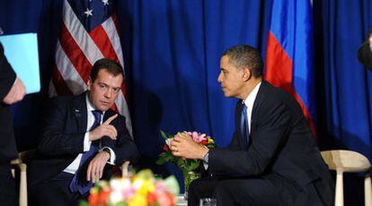 Barack Obama escucha a Dimitri Medvédev durante su encuentro, ayer   en Copenhague.