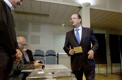 El president de Francia, Francois Hollande, depositó su voto en Tulle.
