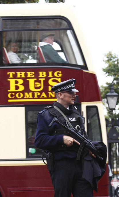 Un policía armado monta guardia en las cercanías de la sede del Gobierno Británico, en el centro de Londres, hoy miércoles