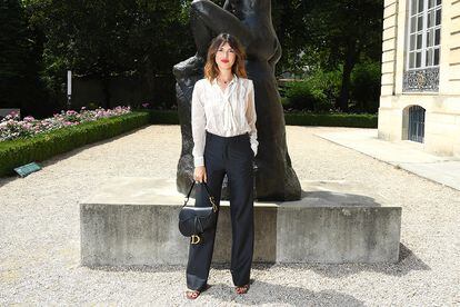 La francesa Jeanne Damas nos inspira con la sencillez de este look: camisa blanca y pantalón negro. Una combinación que nunca falla.