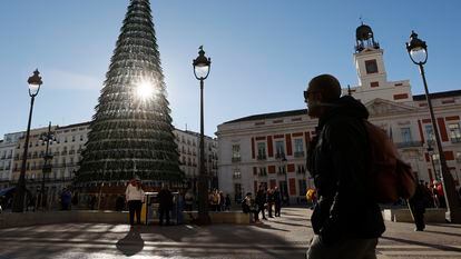 El árbol de Navidad instalado en la Puerta del Sol, en Madrid, en una imagen del pasado día 22.