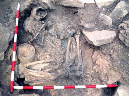 Tumba de una mujer local y un hombre con ascendencia de las estepas, fallecidos hace 3.800 años, en Castillejo del Bonete (Ciudad Real).