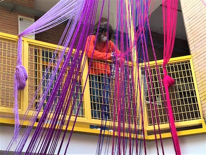 Construyendo la instalación colgante “Cortina de Mujeres que dan color a la vida”. IES V Centenario de Sevilla.
