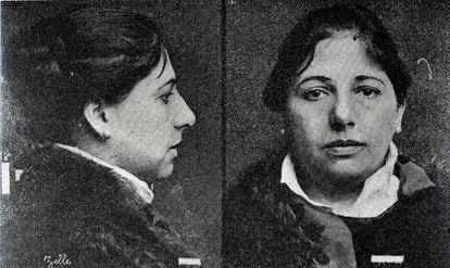 Foto policial de Mata-Hari cuando fue detenida por militares franceses y acusada de doble espionaje.
