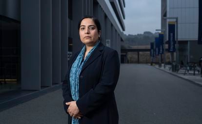 Malalai Joya, activista afgana exiliada en España posa en el campus de Esade, en Sant Cugat del Vallés, Barcelona.