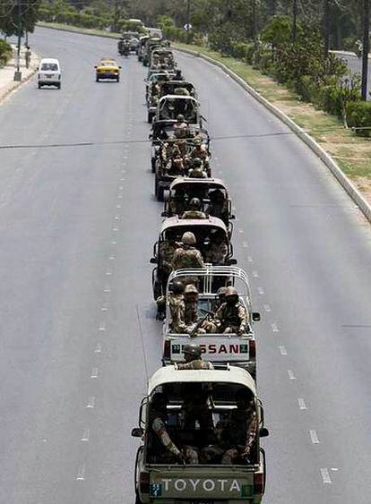 Soldados paquistaníes, ayer en una calle de Karachi.