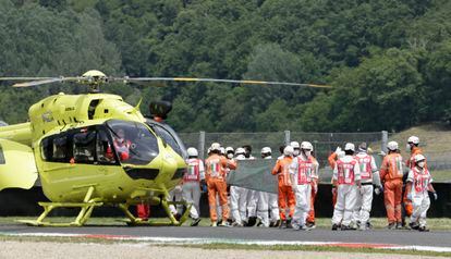 Jason Dupasquier es trasladado en helicóptero tras el accidente, este sábado.