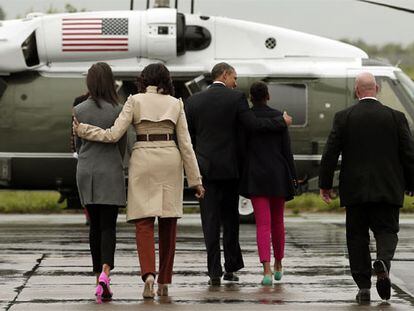 Obama, su esposa y sus hijas, al llegar a Belfast.