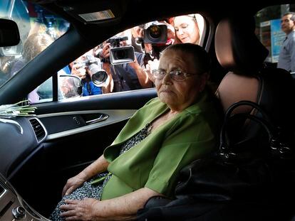 Consuelo Loera, madre de Joaquín 'El Chapo' Guzmán, sentada en un automóvil mientras espera ser atendida en la Embajada de Estados Unidos en la Ciudad de México, en 2019.