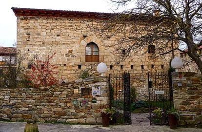 Fachada del alojamiento rural Torre Berrueza, en Espinosa de los Monteros (Burgos).