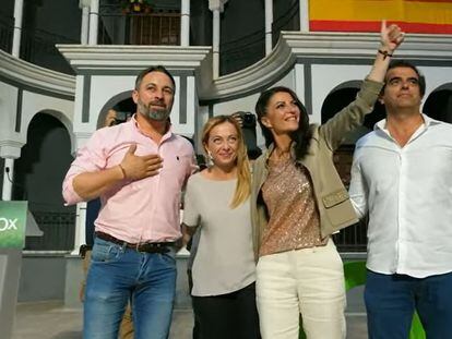 Santiago Abascal, líder de Vox; junto a Giorgia Meloni, de Fratelli d'Italia; la candidata a la Junta de Andalucía, Macarena Olona, y el candidato por Málaga, Antonio Sevilla, en junio de 2022, en Marbella (Málaga).