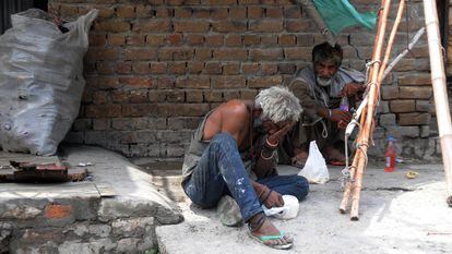 Un paquistaní consume heroína junto a la carretera en la ciudad de Rawalpindi.
