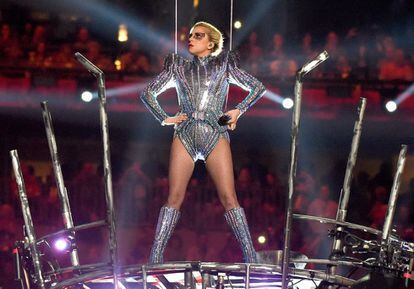 Lady Gaga iluminó el estadio de la Super Bowl con una actuación vibrante.