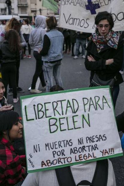 Jóvenes exigen la liberación de Belén en la marcha de #NiUnaMenos.