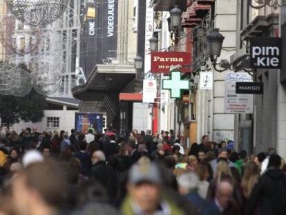 Imagen de una c&eacute;ntrica calle comercial en Madrid.