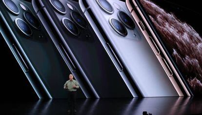 El vicepresidente de 'marketing' mundial de productos de Apple, Phil Schiller, presenta el iPhone 11 Pro.