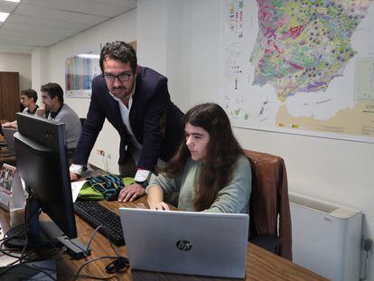 Alumnos en prácticas de la Escuela de Ingeniería de Minas de la Universidad Politécnica de Madrid, junto al profesor Marcelo Ortega.