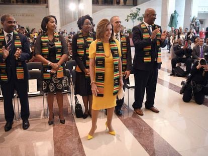 Nancy Pelosi (de amarillo), junto a miembros del Caucus Negro.