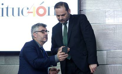 El ministro de Fomento, José Luis Ábalos (derecha), el pasado 14 de diciembre en la rueda de prensa en que se presentó el decreto de vivienda.